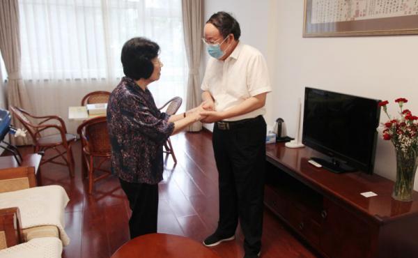 省科技厅党组副书记、副厅长，省外专局局长郭玉明赴北戴河看望慰问外国老专家